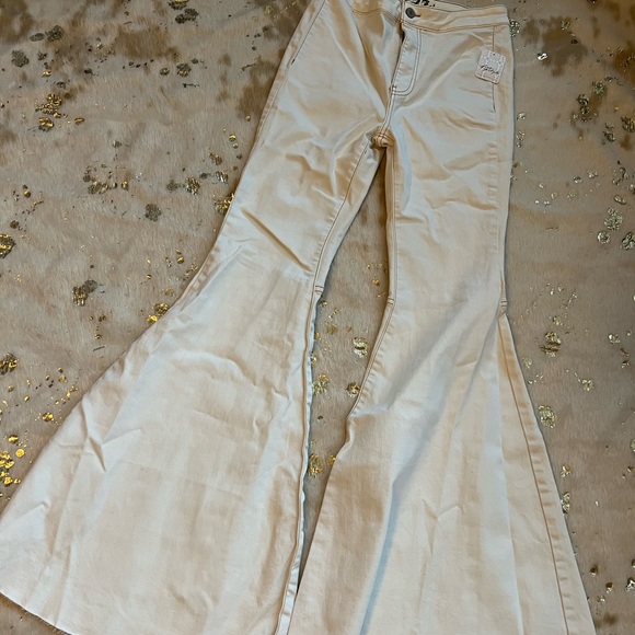 NWT We the Free 27 Float On Flare Jeans
FREE PEOPLE - Picture 8 of 14